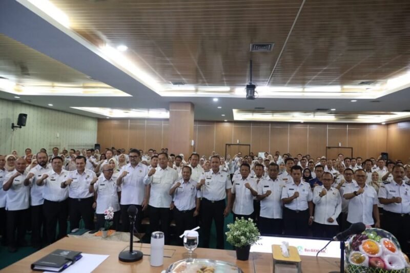 Wali Kota Bekasi foto bersama seluruh peserta sosialisasi penguatan disiplin ASN di Aula Nonon Sonthanie BKPSDM Kota Bekasi
