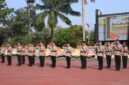 Para perwira yang melaksanakan serah terima jabatan memberikan penghormatan dalam Upacara Sertijab Pejabat Utama serta Kapolres Cilegon dan Lebak di Lapangan Apel Polda Banten, Serang