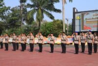 Para perwira yang melaksanakan serah terima jabatan memberikan penghormatan dalam Upacara Sertijab Pejabat Utama serta Kapolres Cilegon dan Lebak di Lapangan Apel Polda Banten, Serang