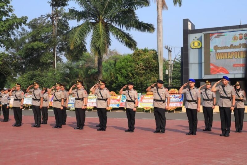 Para perwira yang melaksanakan serah terima jabatan memberikan penghormatan dalam Upacara Sertijab Pejabat Utama serta Kapolres Cilegon dan Lebak di Lapangan Apel Polda Banten, Serang