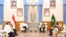 Gubernur Banten berbincang dengan General Manager (GM) PLN UID Banten beserta jajaran saat pertemuan di Gedung Negara Provinsi Banten, Kota Serang
