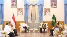 Gubernur Banten berbincang dengan General Manager (GM) PLN UID Banten beserta jajaran saat pertemuan di Gedung Negara Provinsi Banten, Kota Serang
