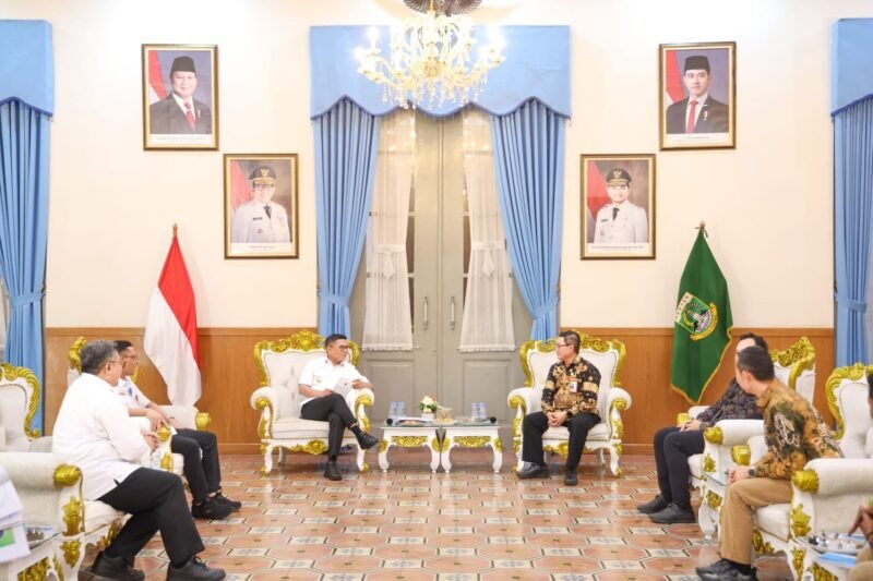 Gubernur Banten berbincang dengan General Manager (GM) PLN UID Banten beserta jajaran saat pertemuan di Gedung Negara Provinsi Banten, Kota Serang
