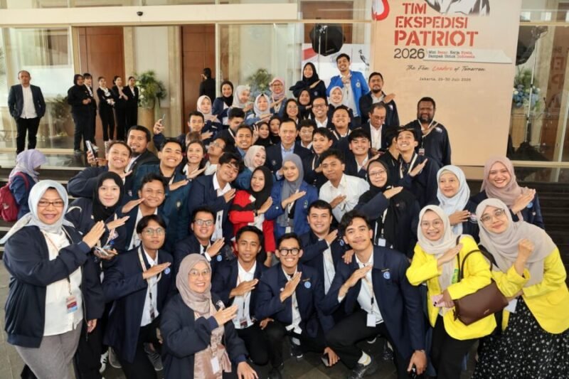 Peserta Tim Ekspedisi Patriot 2026 foto bersama usai mengikuti pelepasan di Balai Kartini, Jakarta
