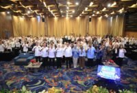 Sekretaris Daerah Provinsi Sumatera Selatan foto bersama peserta usai membuka Sosialisasi Penerapan Pemerintahan Digital di Hotel Aston Palembang
