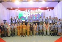 Gubernur Sumatera Selatan Herman Deru bersama Ketua TP PKK Sumsel Febrita Lustia HD, jajaran Pemerintah Kabupaten OKU, dan tamu undangan berfoto bersama usai Rapat Paripurna XIV DPRD Kabupaten OKU dalam rangka HUT ke-116 Kabupaten OKU di Gedung Kesenian Kabupaten OKU
