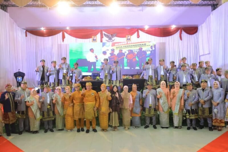 Gubernur Sumatera Selatan Herman Deru bersama Ketua TP PKK Sumsel Febrita Lustia HD, jajaran Pemerintah Kabupaten OKU, dan tamu undangan berfoto bersama usai Rapat Paripurna XIV DPRD Kabupaten OKU dalam rangka HUT ke-116 Kabupaten OKU di Gedung Kesenian Kabupaten OKU
