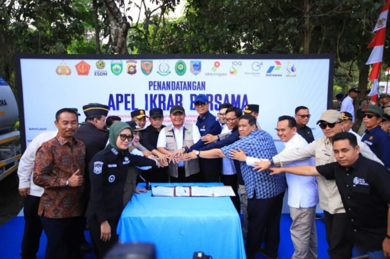 Gubernur Sumatera Selatan Herman Deru bersama unsur Forkopimda, perwakilan Kementerian ESDM, SKK Migas, dan pemangku kepentingan menandatangani ikrar bersama tata kelola sumur minyak masyarakat di Desa Banjarsari, Kabupaten Lahat
