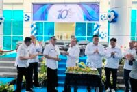 Asisten Perekonomian dan Pembangunan Setda Provinsi Banten menerima suapan potongan tumpeng dari Komisaris Utama Bank Banten pada peringatan HUT ke-10 Bank Banten di Graha Bank Banten, Rabu (29/7/2026)