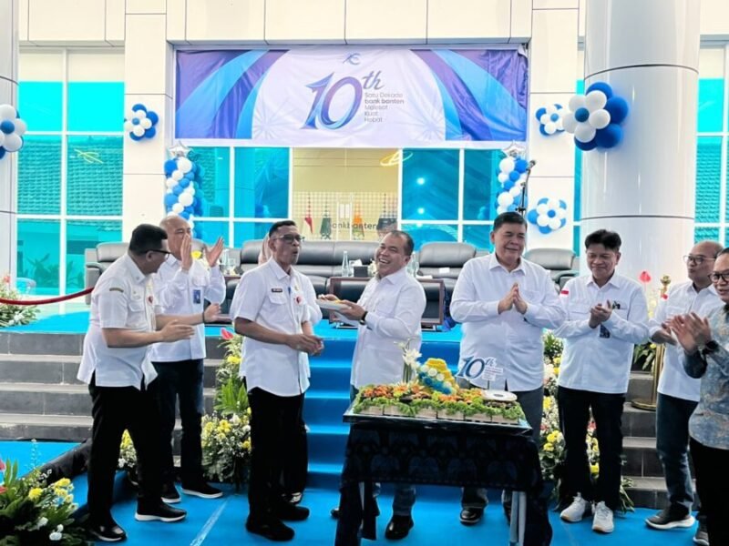 Asisten Perekonomian dan Pembangunan Setda Provinsi Banten menerima suapan potongan tumpeng dari Komisaris Utama Bank Banten pada peringatan HUT ke-10 Bank Banten di Graha Bank Banten, Rabu (29/7/2026)