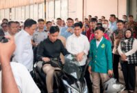 Wakil Presiden RI didampingi Wakil Gubernur Banten, Bupati Tangerang, dan jajaran PT Elesun meninjau proses produksi sepeda motor listrik Tangkas di fasilitas manufaktur Kawasan Industri Cidurian, Balaraja, Kabupaten Tangerang, Kamis (30/7/2026)