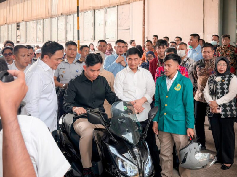 Wakil Presiden RI didampingi Wakil Gubernur Banten, Bupati Tangerang, dan jajaran PT Elesun meninjau proses produksi sepeda motor listrik Tangkas di fasilitas manufaktur Kawasan Industri Cidurian, Balaraja, Kabupaten Tangerang, Kamis (30/7/2026)