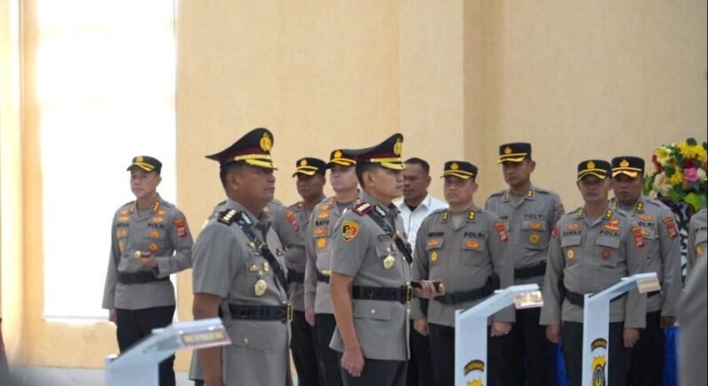 Kapolda DIY Irjen Pol Anggoro Sukartono memimpin prosesi Sertijab Kapolresta Yogyakarta. Kombes Pol Ari Setyawan Wibowo resmi menggantikan Kombes Pol Eva Guna Pandia dalam upaya memperkuat pelayanan kepolisian yang Presisi kepada masyarakat.