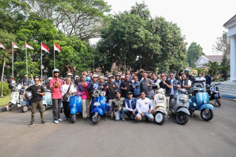 Gubernur Banten bersama ratusan anggota Scooter Banten Bersatu (SBB) menggelar touring di Kota Serang, Sabtu (1/8/2026)