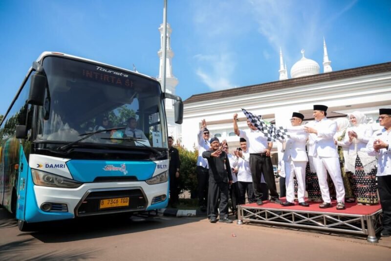 Gubernur Banten bersama Wagub Banten melepas keberangkatan perdana bus Trans Banten, 4 Oktober 2025