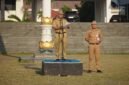 Staf Ahli Bidang Pemerintahan, Hukum, dan Politik Setdaprov Lampung, membacakan sambutan tertulis Gubernur Lampung saat Apel Gabungan di Lapangan Korpri, Komplek Kantor Gubernur Lampung, Senin (3/8/2026)