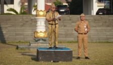 Staf Ahli Bidang Pemerintahan, Hukum, dan Politik Setdaprov Lampung, membacakan sambutan tertulis Gubernur Lampung saat Apel Gabungan di Lapangan Korpri, Komplek Kantor Gubernur Lampung, Senin (3/8/2026)