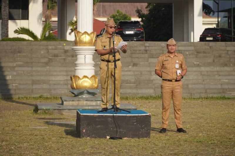 Staf Ahli Bidang Pemerintahan, Hukum, dan Politik Setdaprov Lampung, membacakan sambutan tertulis Gubernur Lampung saat Apel Gabungan di Lapangan Korpri, Komplek Kantor Gubernur Lampung, Senin (3/8/2026)