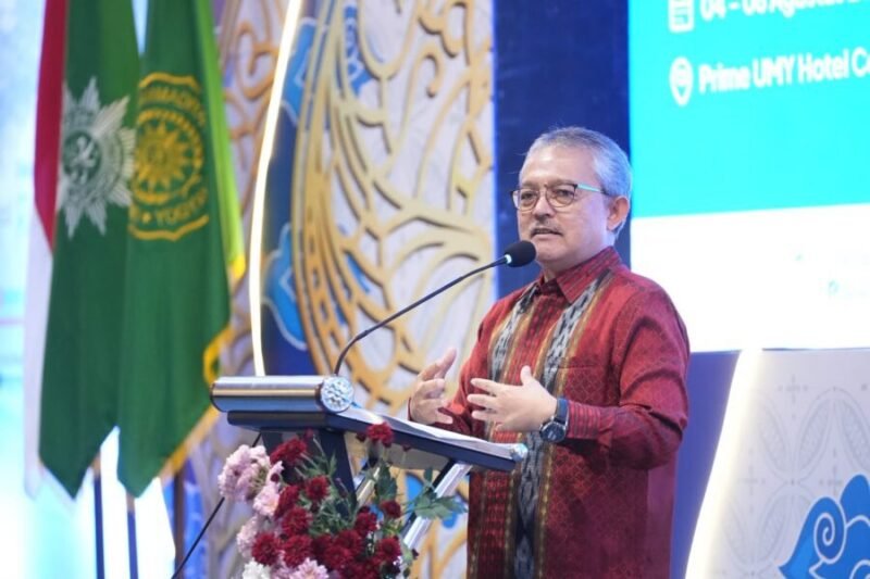  Kepala Perpustakaan Nasional Republik Indonesia, Prof. E. Aminudin Aziz, M.A., Ph.D., dalam pidato kunci pada hari pertama Konferensi Perpustakaan Digital Indonesia (KPDI) ke-17 di UMY