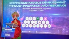 Wakil Rektor Riset, Inovasi, dan Hilirisasi UMY, Dr. Med. dr. Supriyatiningsih, Sp.OG., M.Kes., dalam pidato penutupan rangkaian konferensi internasional UMY