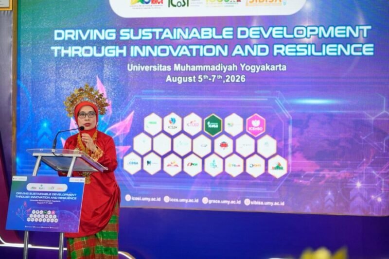 Wakil Rektor Riset, Inovasi, dan Hilirisasi UMY, Dr. Med. dr. Supriyatiningsih, Sp.OG., M.Kes., dalam pidato penutupan rangkaian konferensi internasional UMY