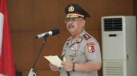 Komjen Pol. Prof. Dr. Cryshnanda Dwilaksana (Ketua Pusat Studi Ilmu Kepolisian). 

