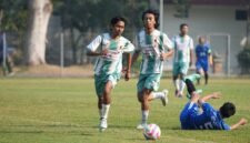 Foto lomba Sepakbola yang diikuti oleh tim PT Telkom Indonesia melawan UPY dalam rangka semarak HUT ke-81 RI yang digelar oleh UMY di Lapangan Sepakbola UMY