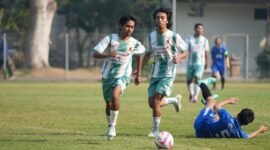 Foto lomba Sepakbola yang diikuti oleh tim PT Telkom Indonesia melawan UPY dalam rangka semarak HUT ke-81 RI yang digelar oleh UMY di Lapangan Sepakbola UMY