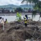 Unit Hidrologi dan Kualitas Air BWS Sumatera I bersama Balai Teknik Sungai dan Relawan Kementerian PU melakukan pengukuran tampang Sungai Krueng Meureudu. dok. Satgas PRR/Kementerian PU