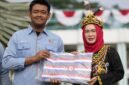 Warek bidang Sumber Daya UMY menyerahkan bantuan selimut, terpal, dan family kit kepada tim PENA UMY untuk diserahkan kepada tim KKN UMY dan warga terdampak bencana gempa NTT