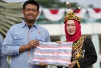 Warek bidang Sumber Daya UMY menyerahkan bantuan selimut, terpal, dan family kit kepada tim PENA UMY untuk diserahkan kepada tim KKN UMY dan warga terdampak bencana gempa NTT