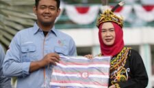Warek bidang Sumber Daya UMY menyerahkan bantuan selimut, terpal, dan family kit kepada tim PENA UMY untuk diserahkan kepada tim KKN UMY dan warga terdampak bencana gempa NTT