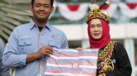 Warek bidang Sumber Daya UMY menyerahkan bantuan selimut, terpal, dan family kit kepada tim PENA UMY untuk diserahkan kepada tim KKN UMY dan warga terdampak bencana gempa NTT