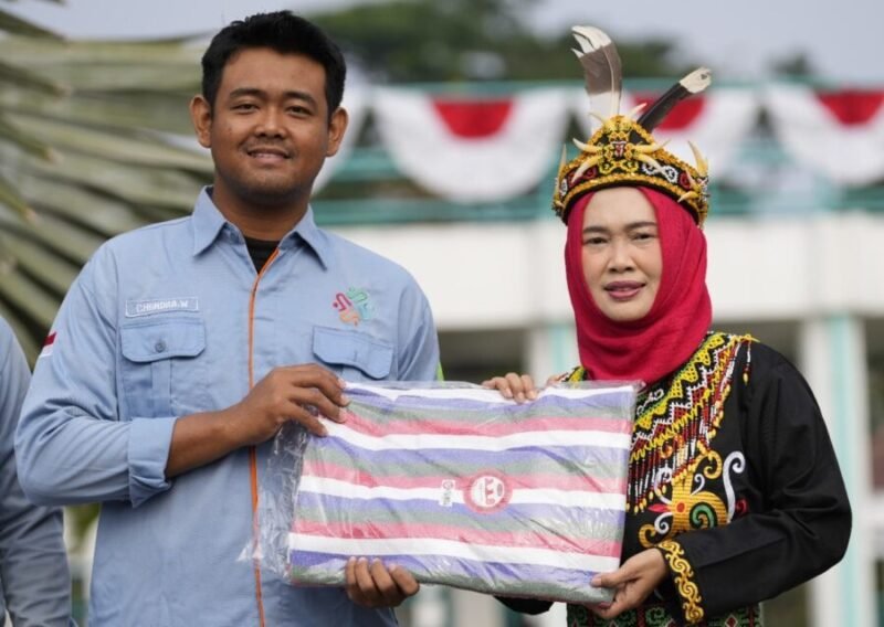Warek bidang Sumber Daya UMY menyerahkan bantuan selimut, terpal, dan family kit kepada tim PENA UMY untuk diserahkan kepada tim KKN UMY dan warga terdampak bencana gempa NTT