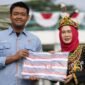 Warek bidang Sumber Daya UMY menyerahkan bantuan selimut, terpal, dan family kit kepada tim PENA UMY untuk diserahkan kepada tim KKN UMY dan warga terdampak bencana gempa NTT