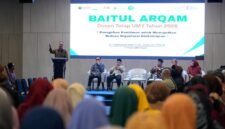 Foto Sekretaris BPH (Badan Pembina Harian) UMY, H. Arba Riksawan Qomaru, S.E., saat menyampaikan sambutan dalam kegiatan Baitul Arqam dosen tetap UMY