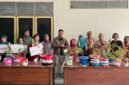 Foto dosen pembimbing tim ReBumi UMY, Cahyo Wisnu Rubiyanto, M.App.Sc., Ph.D., saat mendampingi warga Ambarketawang, Gamping, Sleman, Yogyakarta dalam kegiatan lomba Kreasi Popok Menjadi Pot
