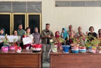 Foto dosen pembimbing tim ReBumi UMY, Cahyo Wisnu Rubiyanto, M.App.Sc., Ph.D., saat mendampingi warga Ambarketawang, Gamping, Sleman, Yogyakarta dalam kegiatan lomba Kreasi Popok Menjadi Pot
