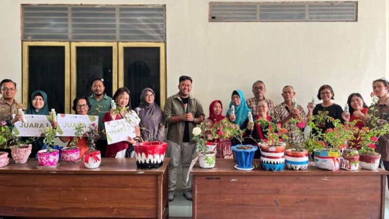 Foto dosen pembimbing tim ReBumi UMY, Cahyo Wisnu Rubiyanto, M.App.Sc., Ph.D., saat mendampingi warga Ambarketawang, Gamping, Sleman, Yogyakarta dalam kegiatan lomba Kreasi Popok Menjadi Pot
