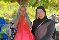 Foto tim KKN PENA 11 UMY saat membersamai warga Sambi Rampas di posko pengungsian