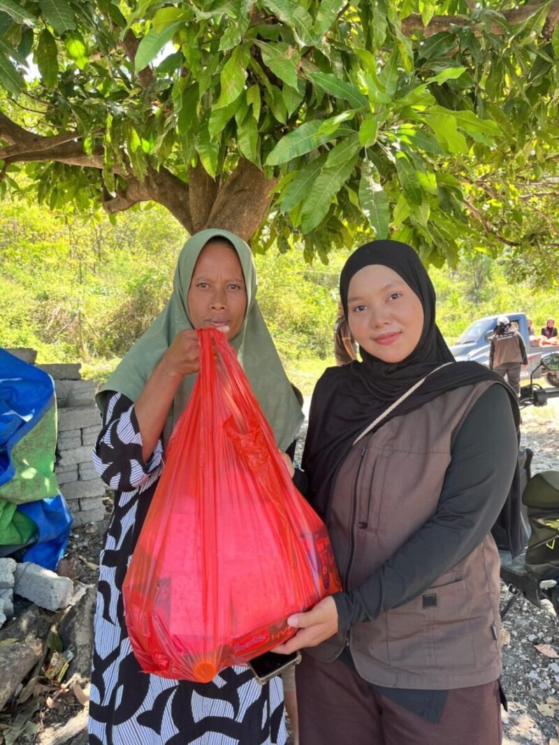 Foto tim KKN PENA 11 UMY saat membersamai warga Sambi Rampas di posko pengungsian