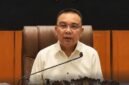 Wakil Ketua DPR RI Sufmi Dasco Ahmad menunjukkan surat komitmen untuk menyelesaikan RUU Perampasan Aset paling lambat 15 Desember 2026 yang sudah ditandatanganinya kepada pendemo. 
