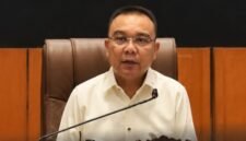 Wakil Ketua DPR RI Sufmi Dasco Ahmad menunjukkan surat komitmen untuk menyelesaikan RUU Perampasan Aset paling lambat 15 Desember 2026 yang sudah ditandatanganinya kepada pendemo. 