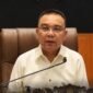Wakil Ketua DPR RI Sufmi Dasco Ahmad menunjukkan surat komitmen untuk menyelesaikan RUU Perampasan Aset paling lambat 15 Desember 2026 yang sudah ditandatanganinya kepada pendemo. 