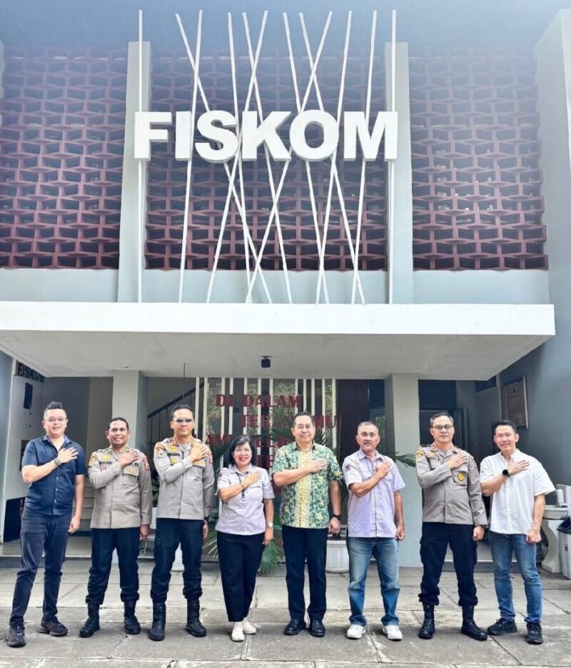 Irjen Pol Dr. Susilo Teguh R, M.Si, bersama Kombes Pol Dr. Pranatal, S.I.K, M.Si, beserta tim, Dekan Fakultas Ilmu Sosial dan Komunikasi UKSW, Dr. Ir. Sri Suwartiningsih, M.Si dan Wakil Dekan Fiskom Sampoerno, S.Pd, M.Si