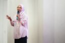 Dosen FKG UMY menjelaskan tentang penggunaan behel kepada masyarakat Temanggung dalam kegiatan talk show kesehatan gigi di Auditorium Graha Bhumi Phala, Temanggung.