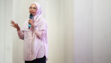 Dosen FKG UMY menjelaskan tentang penggunaan behel kepada masyarakat Temanggung dalam kegiatan talk show kesehatan gigi di Auditorium Graha Bhumi Phala, Temanggung.