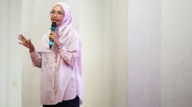 Dosen FKG UMY menjelaskan tentang penggunaan behel kepada masyarakat Temanggung dalam kegiatan talk show kesehatan gigi di Auditorium Graha Bhumi Phala, Temanggung.