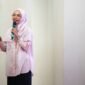 Dosen FKG UMY menjelaskan tentang penggunaan behel kepada masyarakat Temanggung dalam kegiatan talk show kesehatan gigi di Auditorium Graha Bhumi Phala, Temanggung.