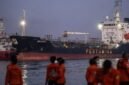 Tim SAR gabungan melakukan evakuasi penumpang korban kapal motor penumpang (KMP) Virgo Transport 8 yang tiba menggunakan Kapal Tanker MT Mauhau milik PT Pertamina di Pelabuhan Tri Sakti, Banjarmasin, Kalimantan Selatan, Senin (14/9/2026). (Jennus)